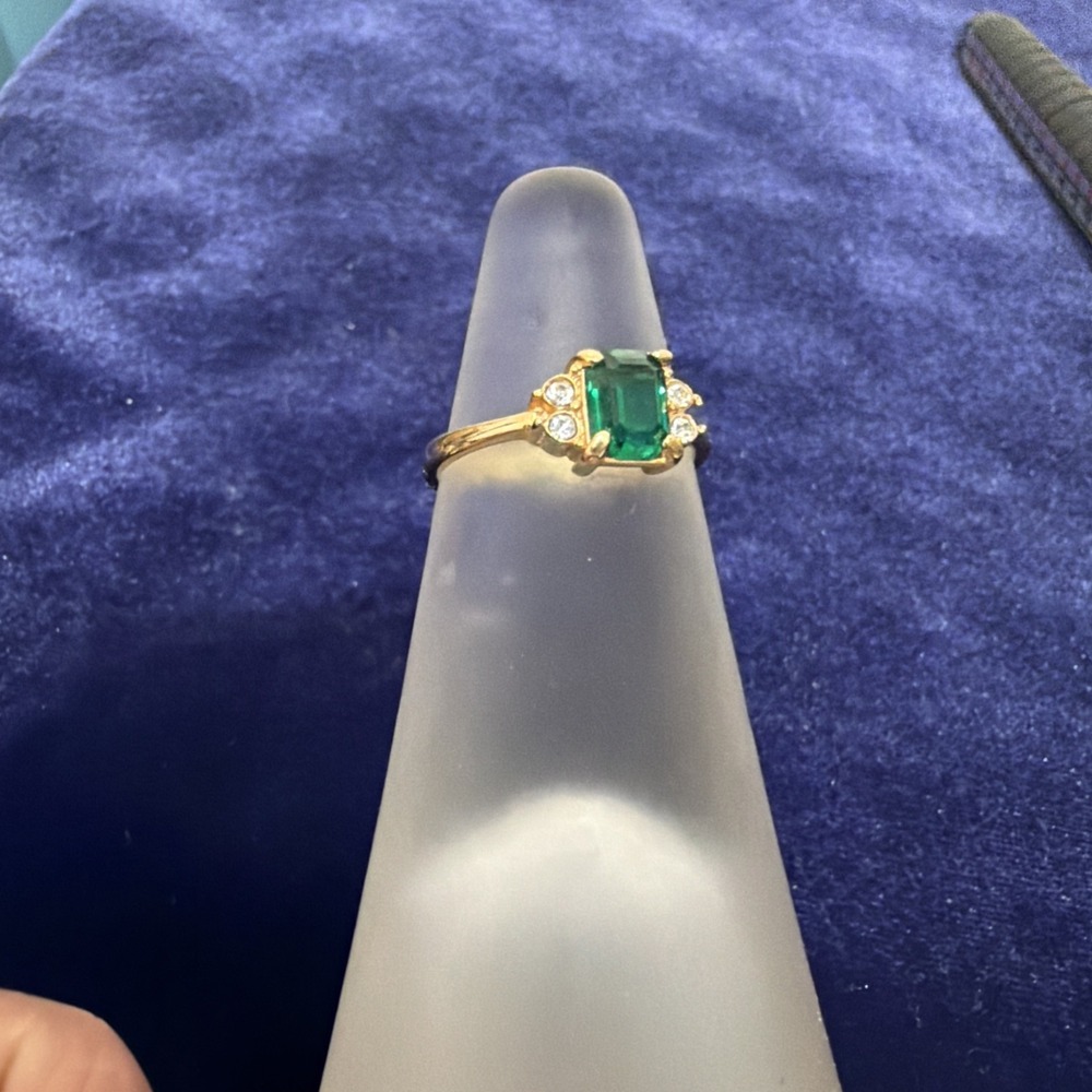 Avon Emerald Gold Tone Size 8.5